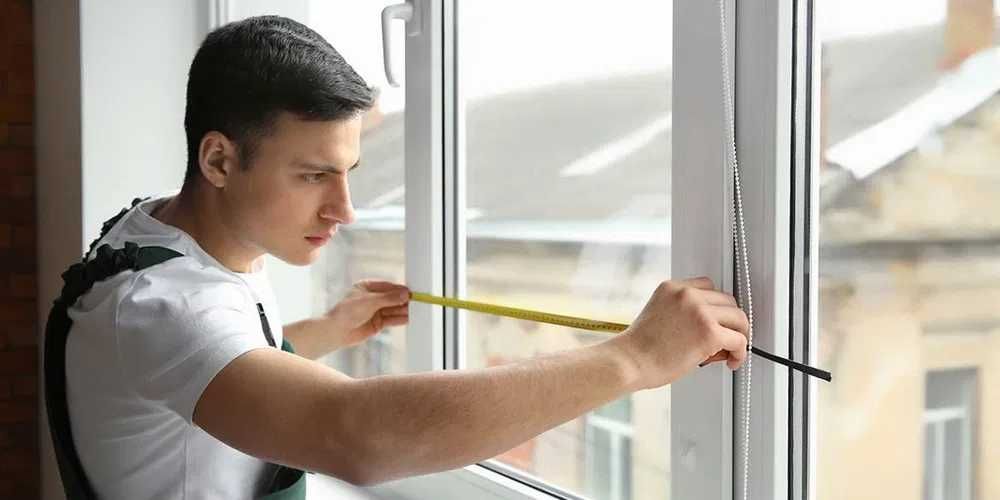 Установка окон пвх. Замерщик меряет окна. Правильный замер пластиковых окон. Замер деревянных окон. Замер деревянных окон.