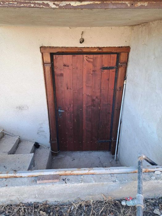 Дървена битова врата