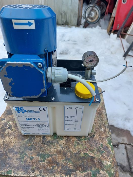 Vând pompe cu bazin