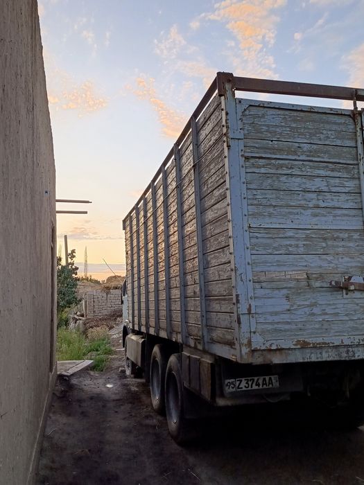 Yurip turgan mashina