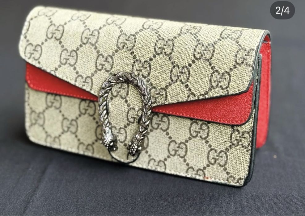 Малка дамска чанта подходяща за повод и ежедневие