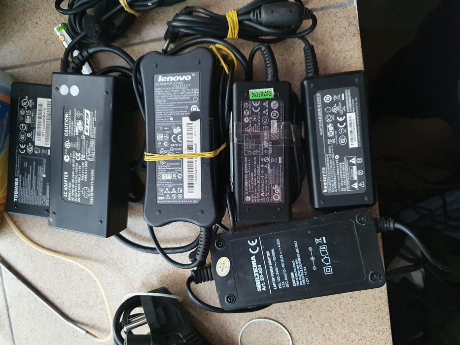 Vand diferite incarcatoare de laptop bune