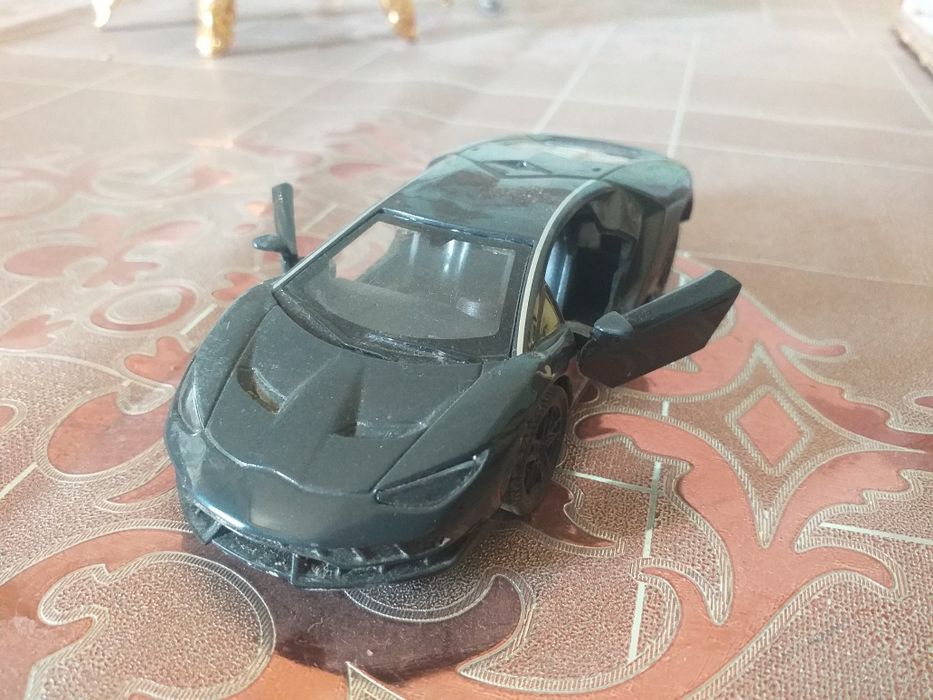 O'yinchoq mashina metaldan ishlangan eshiklari ochladi