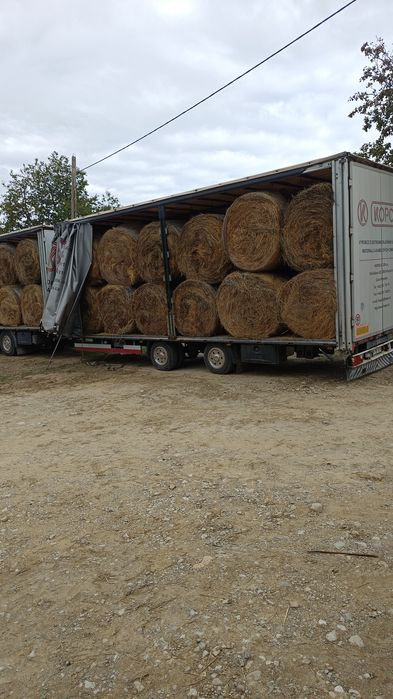 Vând baloți mari de fân și lucerna