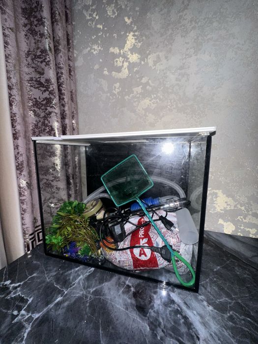 Продаётся полностью оборудованный аквариум.