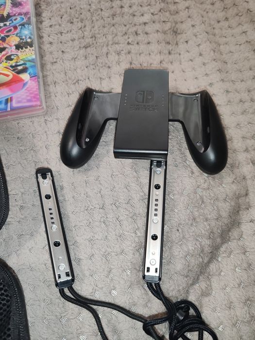 Nintendo switch cu gentuță si trei jocuri