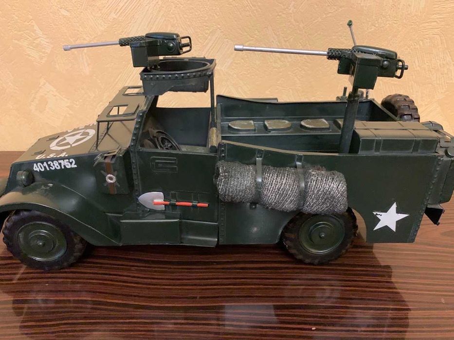 Продается винтажная модель армейского автомобиля.