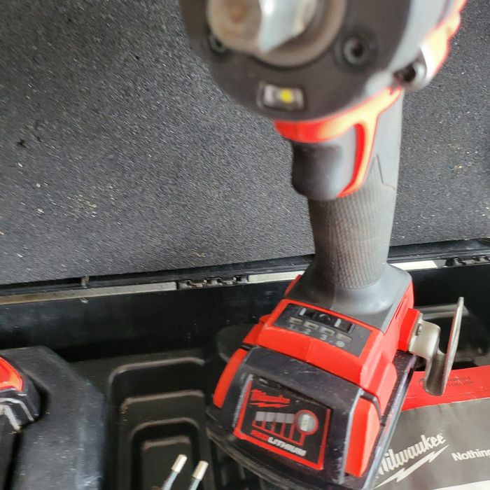 Mașina de înșurubat cu impact Milwaukee M18 FIW2P12