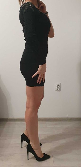 Вталена асиметрична черна рокля с апликация камъчета