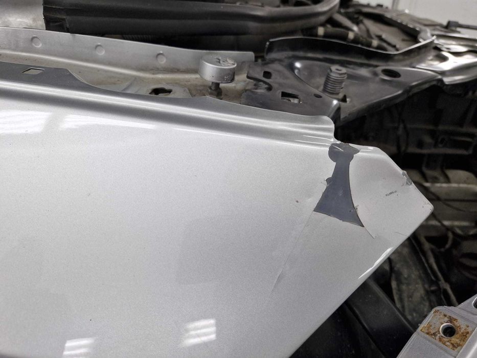 Capota - aripa dreapta - stema / sigla - Mercedes e-class w212 - 2012