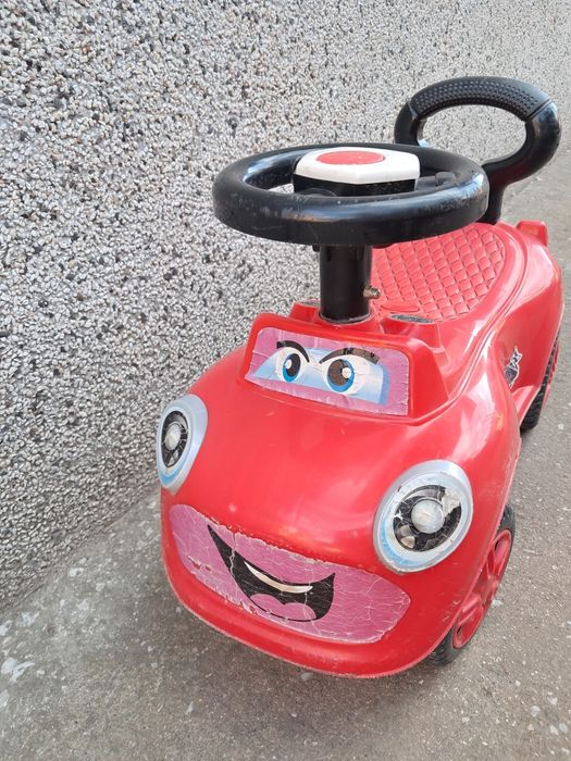 Детска количка за игра навън.