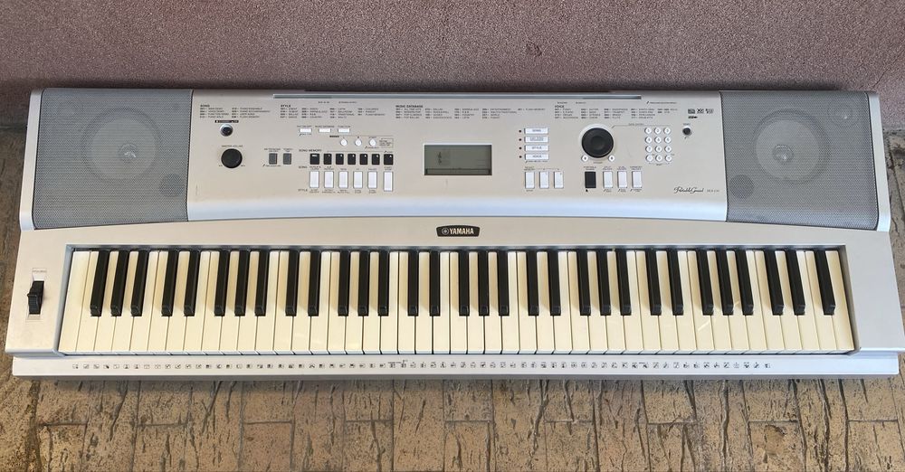 Yamaha DGX - 230