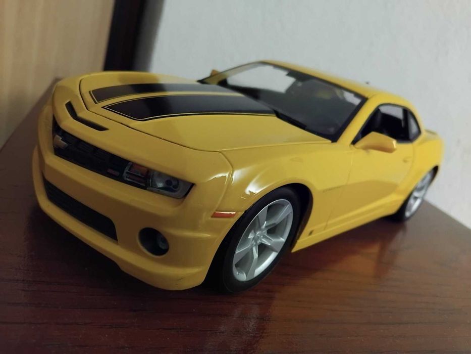 Chevrolet Camaro мащаб 1 18 Maisto с меко окачване, нов! Колекционерска коламетална количка !
