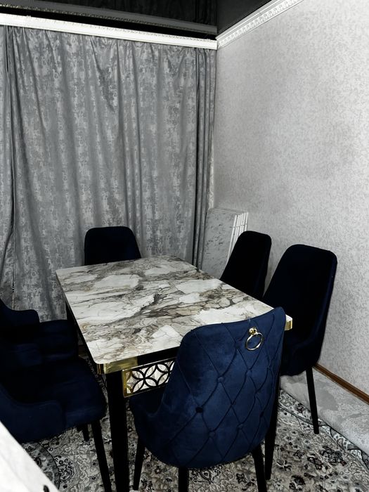 Стол стулья мебель для гостиной кухни.