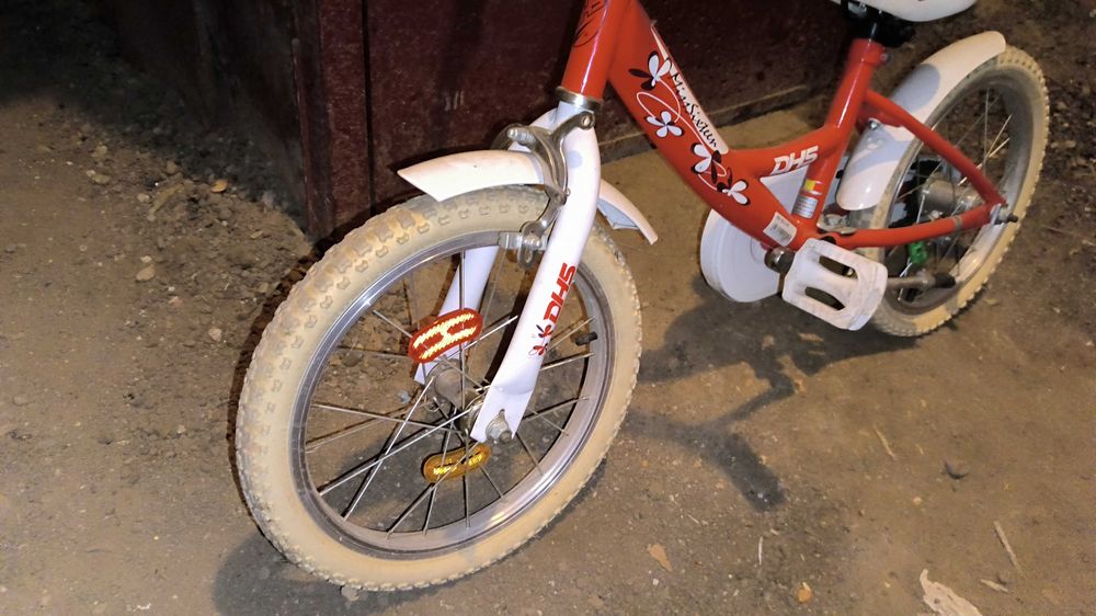 Bicicleta de culoare roșie