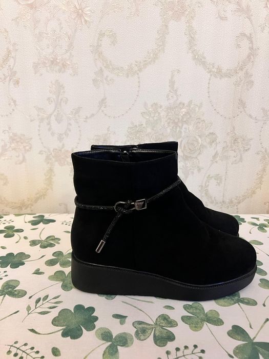 Женские замшевые сапоги