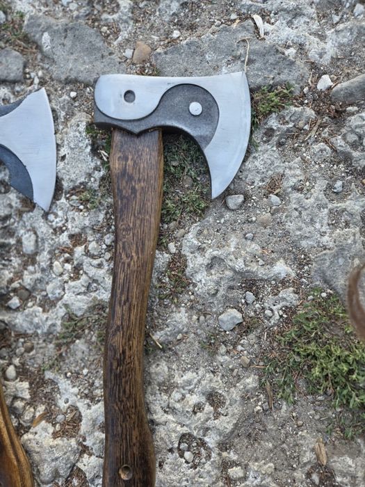 Ръчно изработена брадва – уникален дизайн, здрава стомана, дървена дръжка
