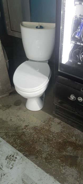 Унитаз белый состояние отличное