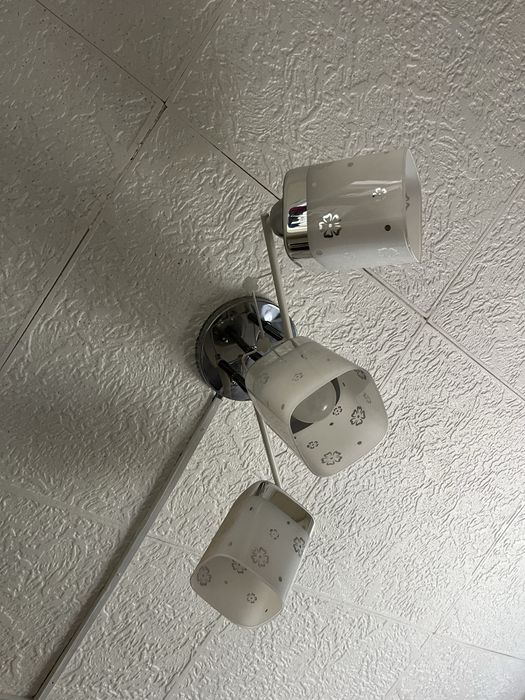 Люстра белая в отличном состоянии