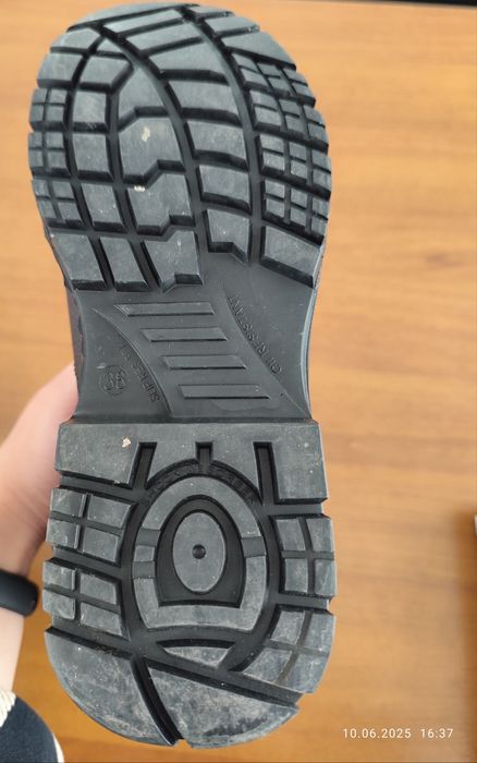 Продам новую спец обувь