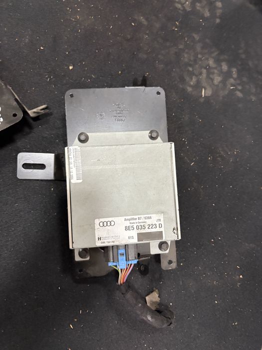 Audi A4 B7 Усилвател