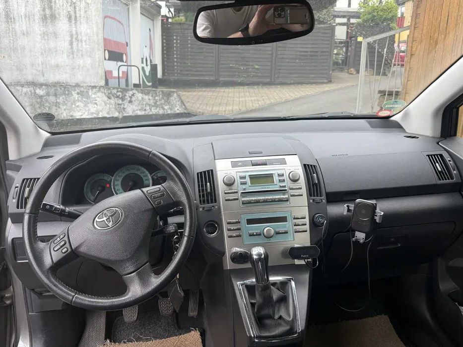 На Части Toyota Corolla Verso 2.2D4D 136к.с. 2005г.