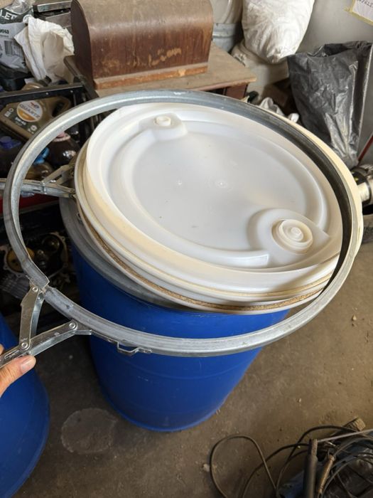 Пластмасови бидони с капаци и гривни