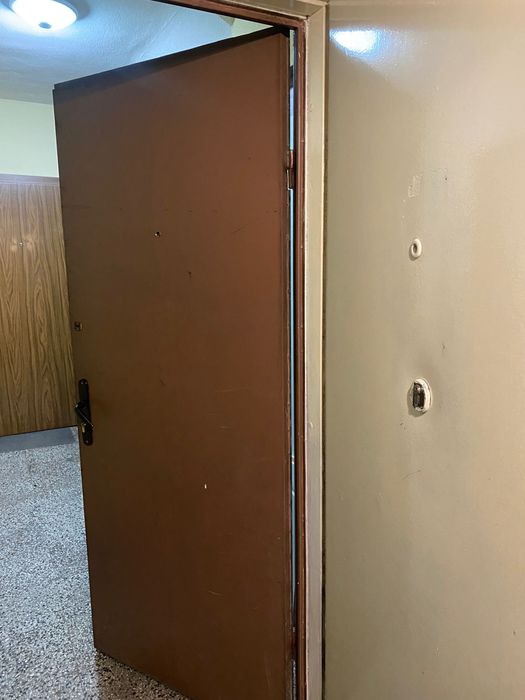 Продавам метална врата с каса 180лв.