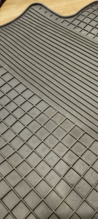 Продам полики резиновые на авто