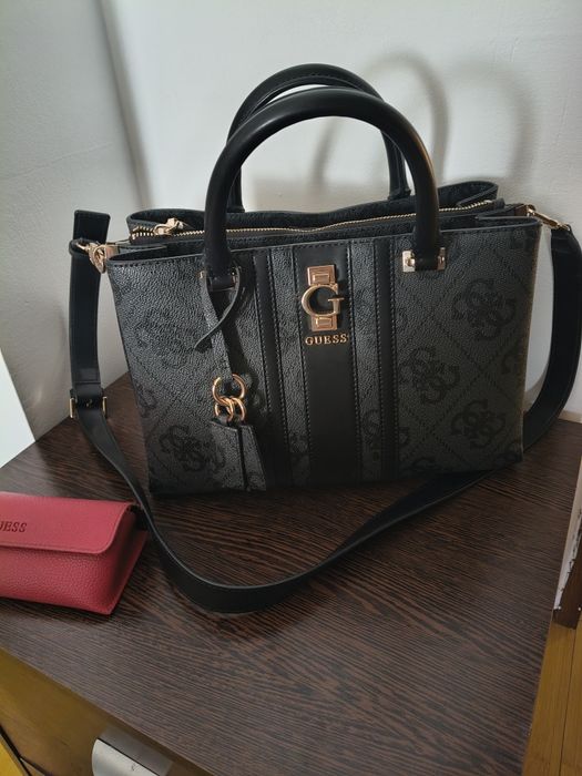 Poșetă tote femei Guess Erenia neagră cu logo print 910POSSHWSO7838060N
