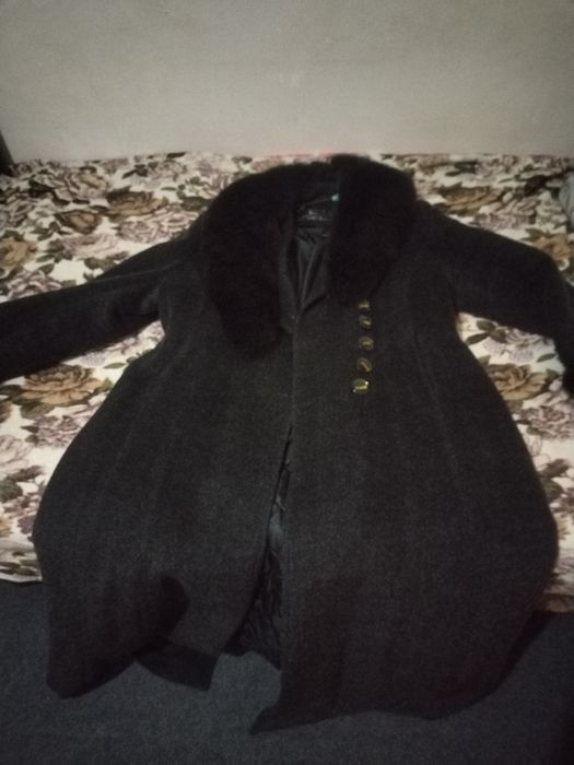 Продаю пальто новое с меховым воротником