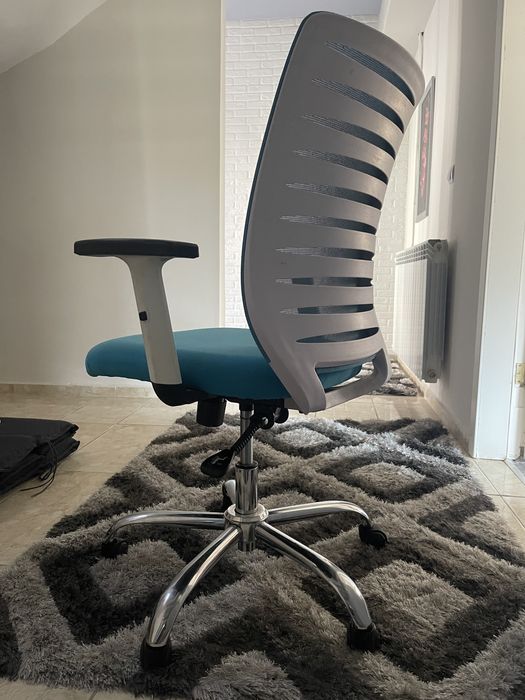 Ефектен и удобен въртящ се офис стол