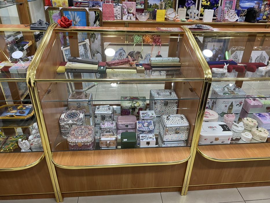 Торговое оборудование ( витрины )