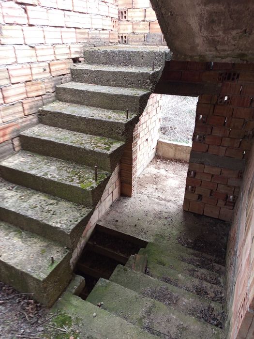 Продава се жилищна сграда с гараж в с. Габарево, община Павел Баня