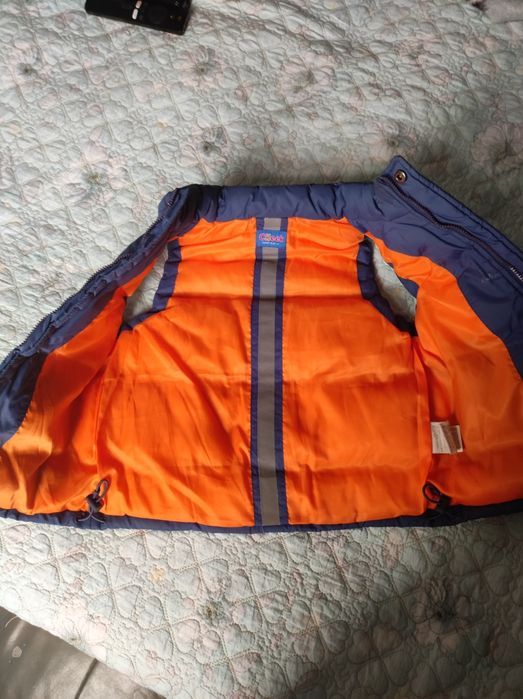 Теплая фирменная желетка