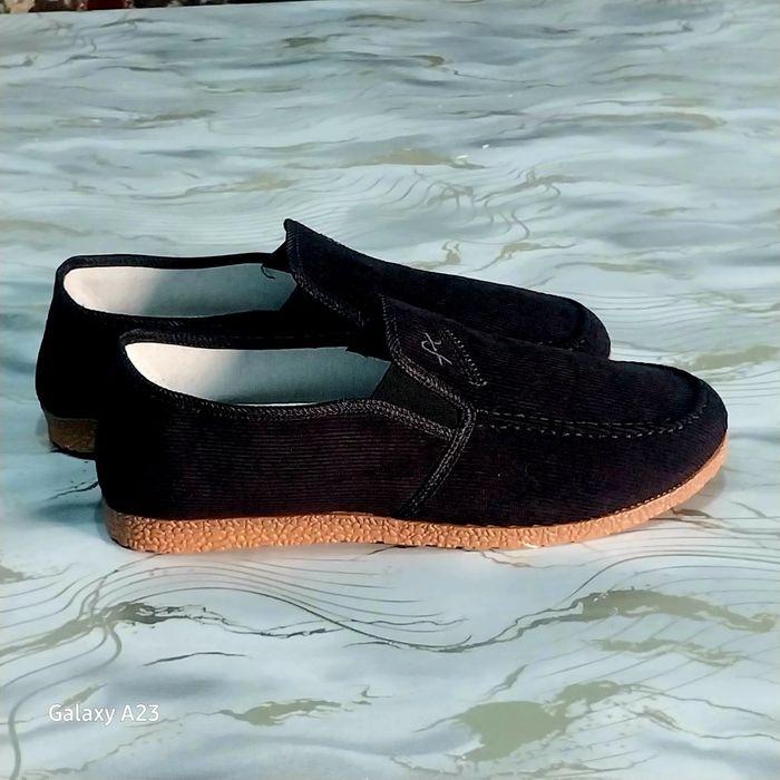 Эркаклар учун қулай лофер (slip-on) пойабзали
Размерлар: 39–44
Кундали
