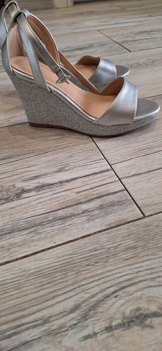 Sandale cu platforma
