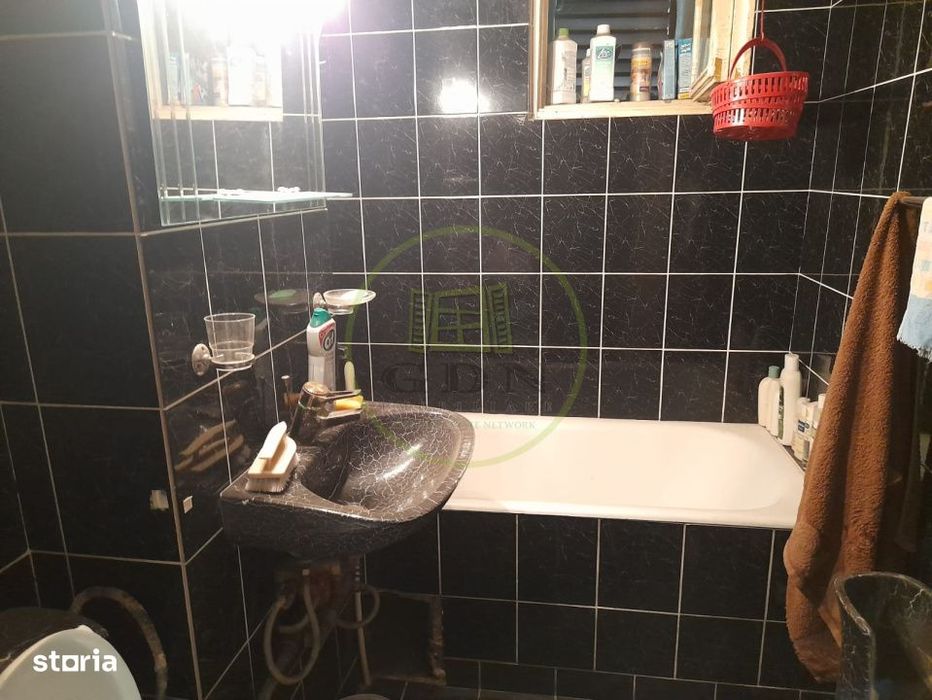 Apartament 4 camere  etaj1 de vanzare  pe  B-dul unirii  in  Fagaras j