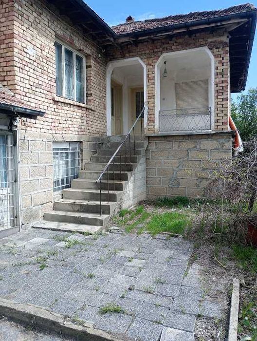 Продавам два обединени имота с две къщи