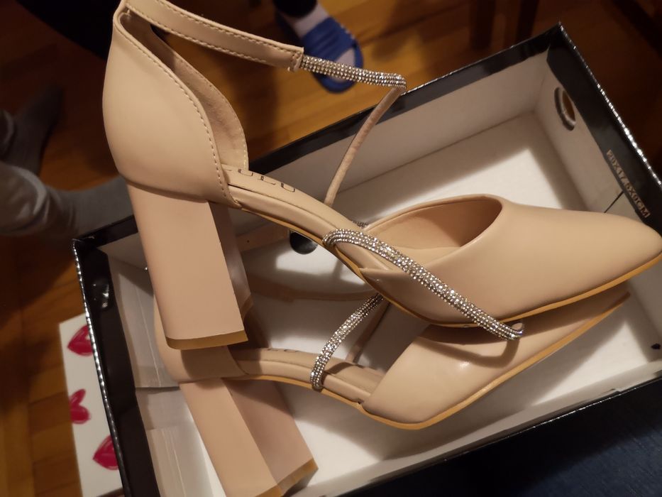 Vand pantofi decupati eleganti