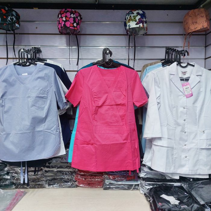 Медицинские халаты и костюмы и обувь