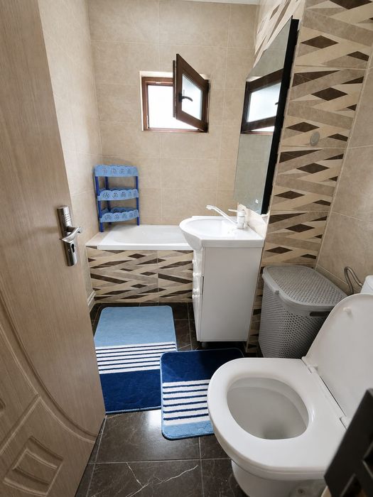 Vand apartament 3 camere,. decomandat ,foarte spatios