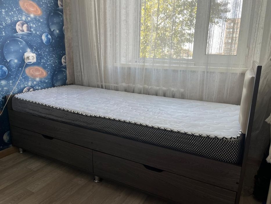 Кровать с матрасом