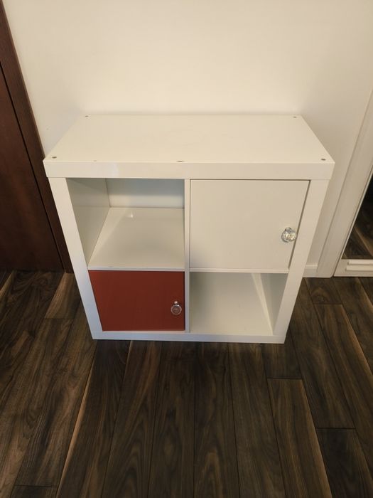 Шкаф IKEA KALLAX 2×2 с вратички – много добро състояние