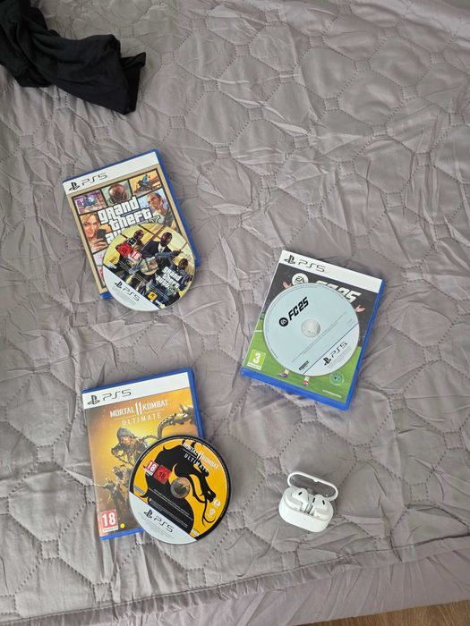 Продавам 3 игри за pls5 GTA V mortal Kombat11 Fc 25 и слушалки оргинални на samsung buds3 всичко е в добро състояние