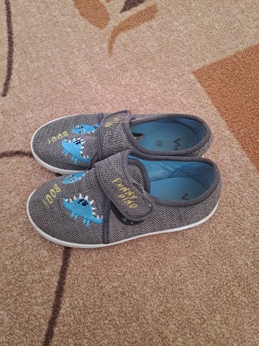 Продавам детски пантофи