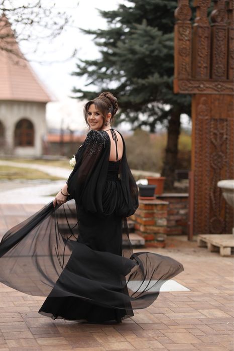 Rochie eleganta cu trena si umeri de efect, foarte comoda si usoara.