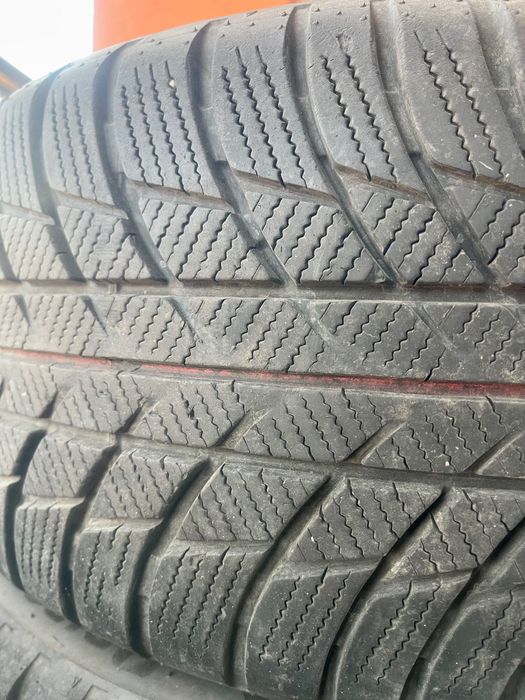 Зимни гуми Bridgestone 225/50/17 (на малко километри)
