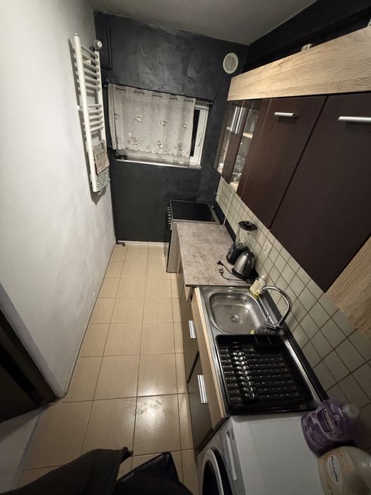 Închiriez apartament| 3 camere| zona Berceni, cu loc de parcare.