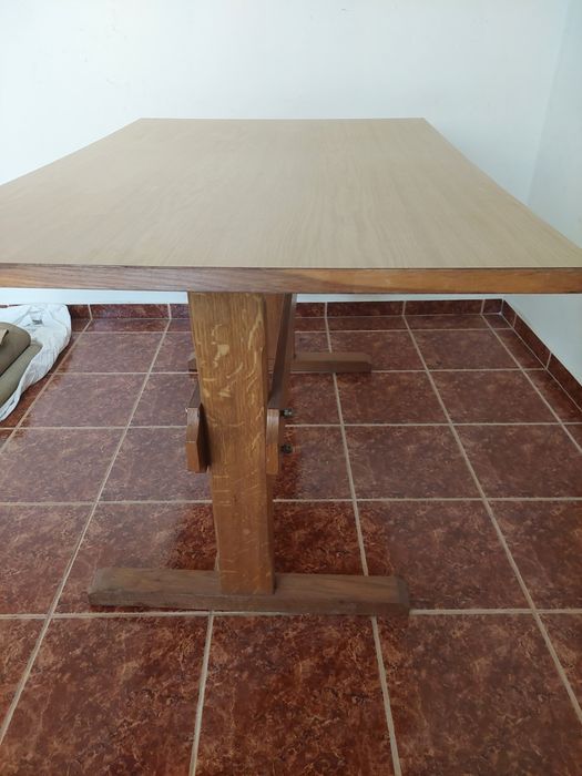 Продавам трапезна маса